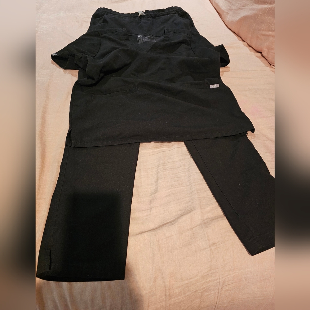 Figs Women's Black Scrub Top and Pants Set